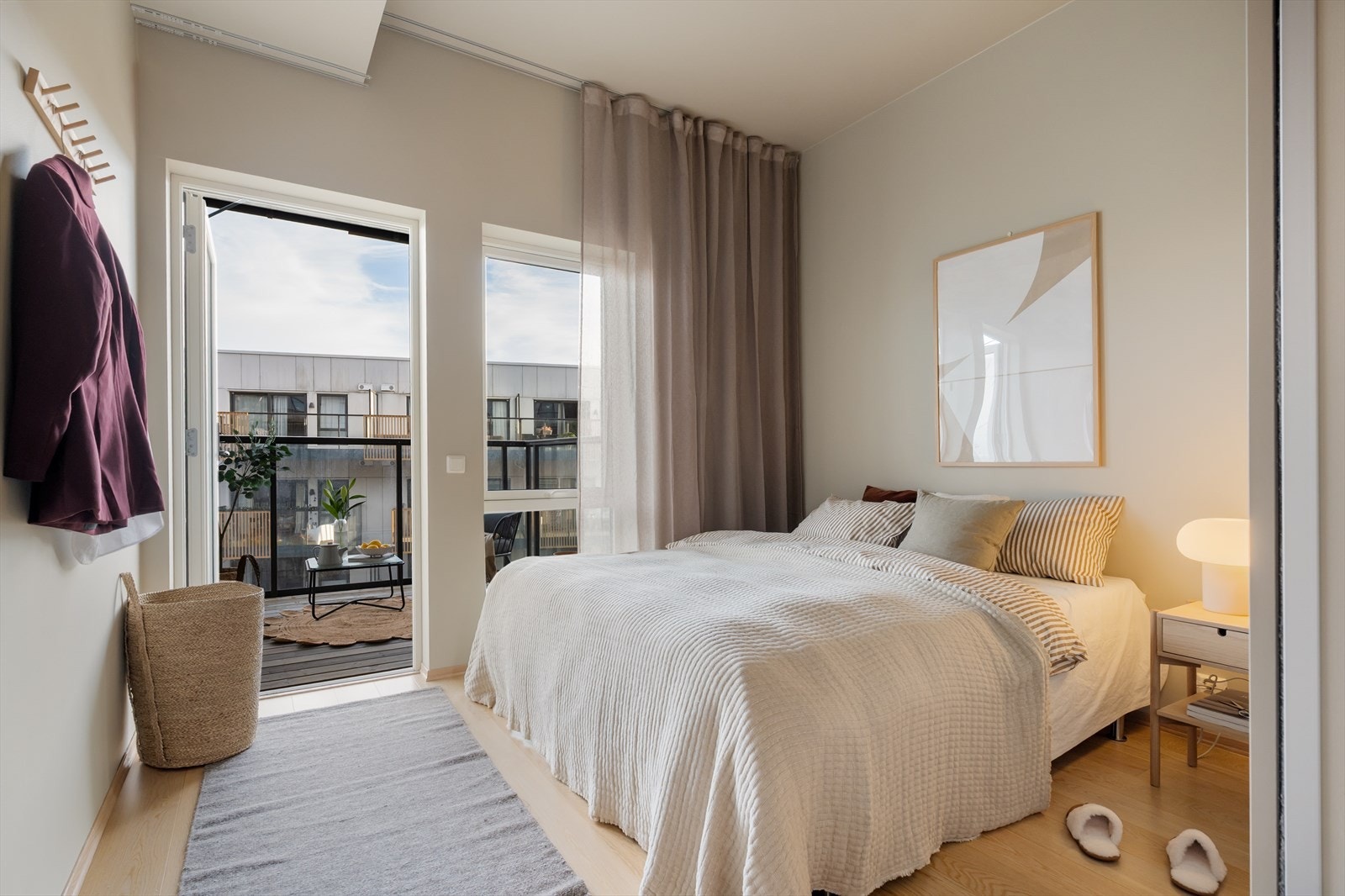 Leiligheten har 2 soverom av god størrelse. Hovedsoverommet har egen privat balkong med deilig morgen/formiddags sol! Galleribilde