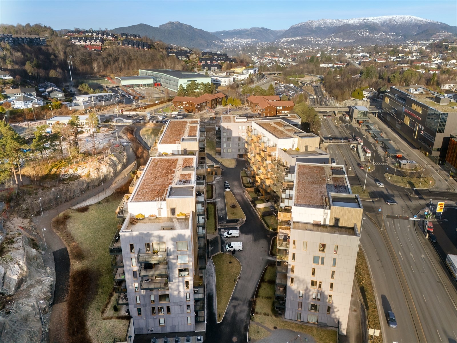 Fanavegen er et populært boligområde med kort vei til alt! Takterrasse i byggets toppetasje gir også en ekstra uteplass på sommerstid! Galleribilde