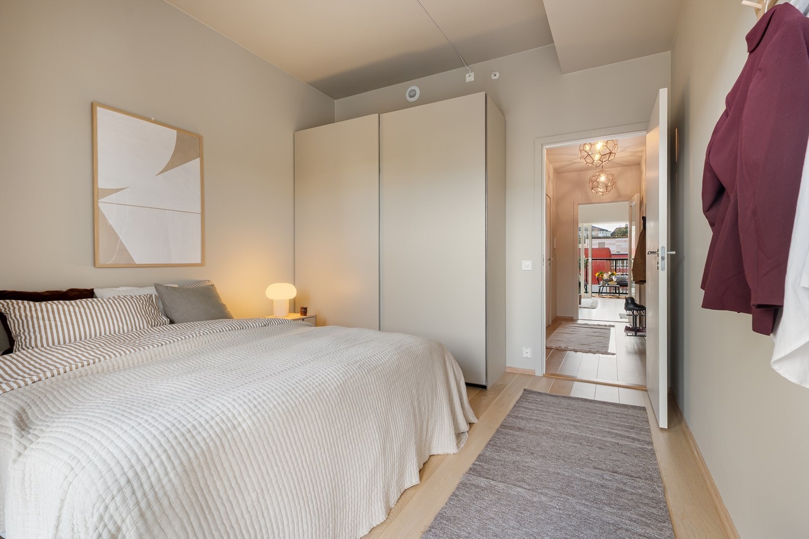 Hovedsoverommet har ellers god plass til dobbeltseng med praktisk garderobeløsning! Galleribilde