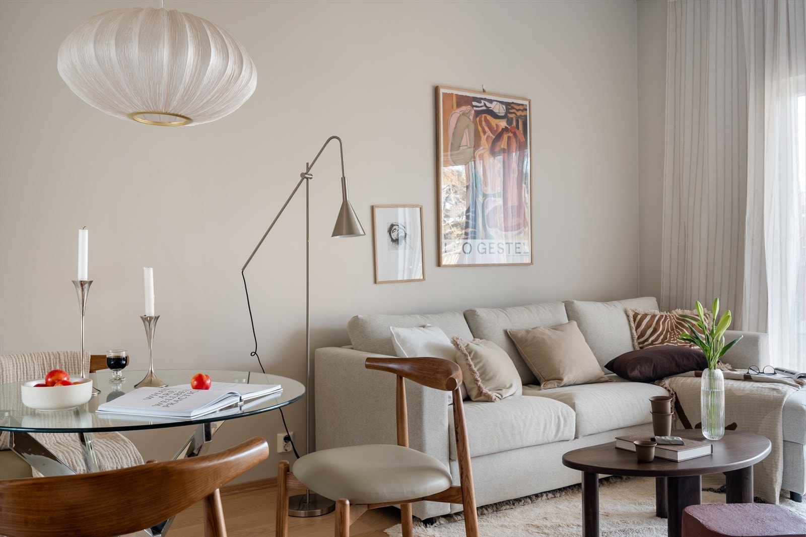 Her er det god plass til variert møblering med sofakrok og spisestue. Galleribilde