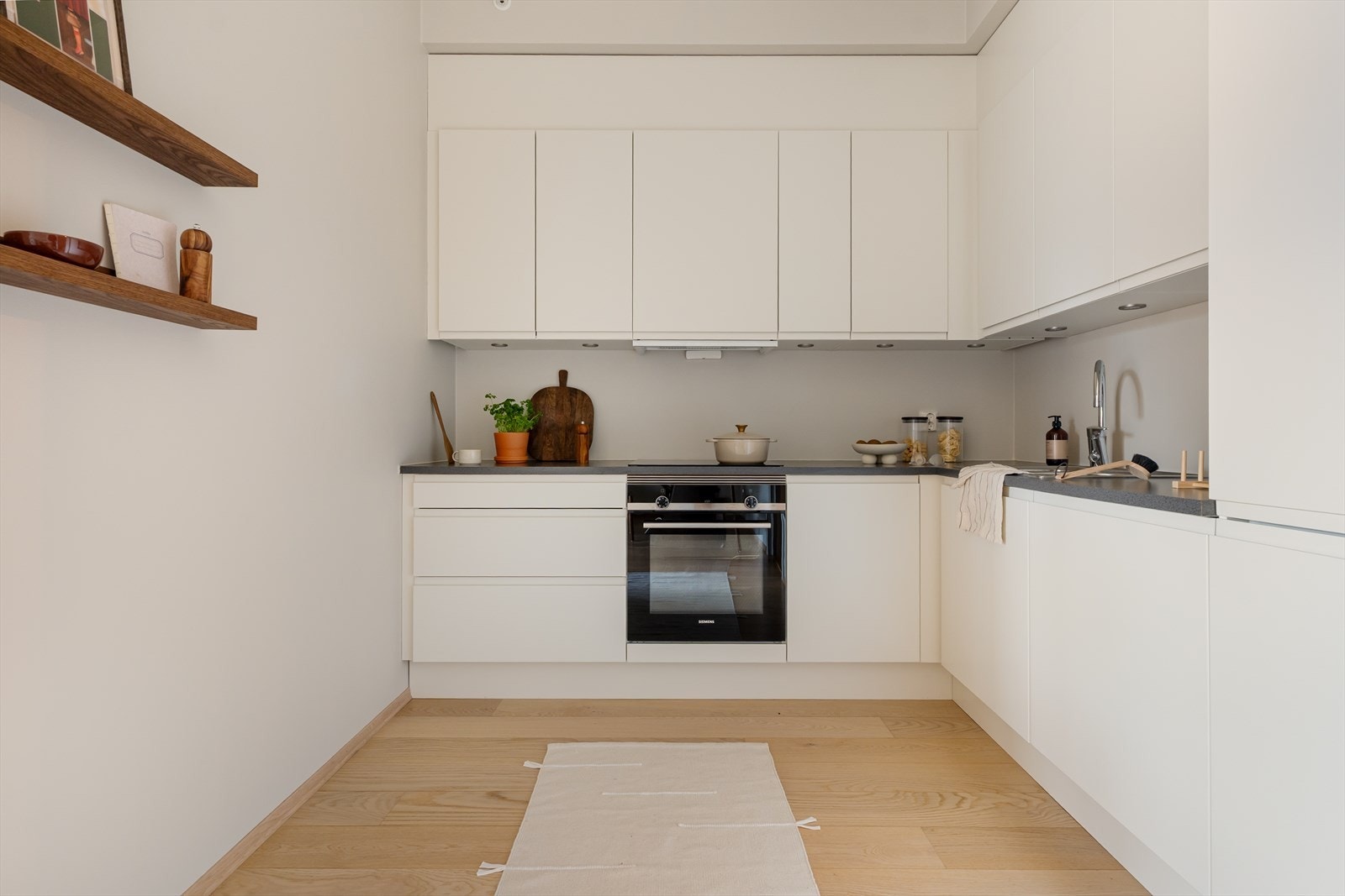 Rikelig med skap-og benkeplass til matlaging. Galleribilde