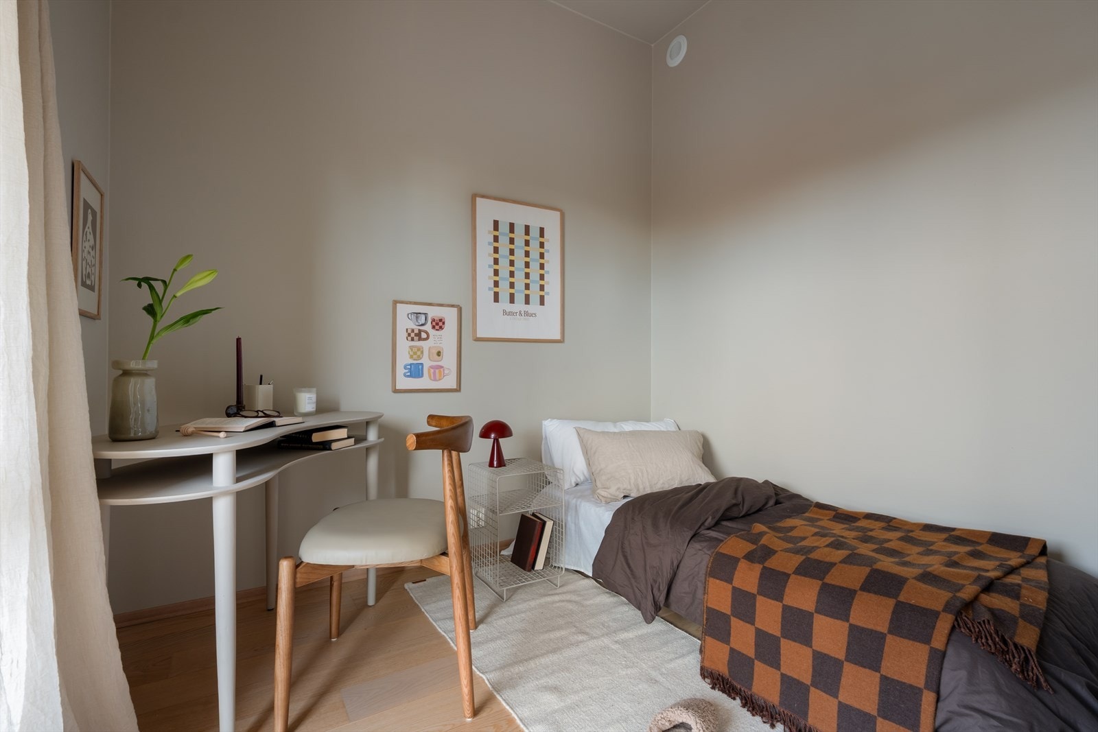 Soverom 2 ligger på andre siden av leiligheten med god plass til seng! Galleribilde