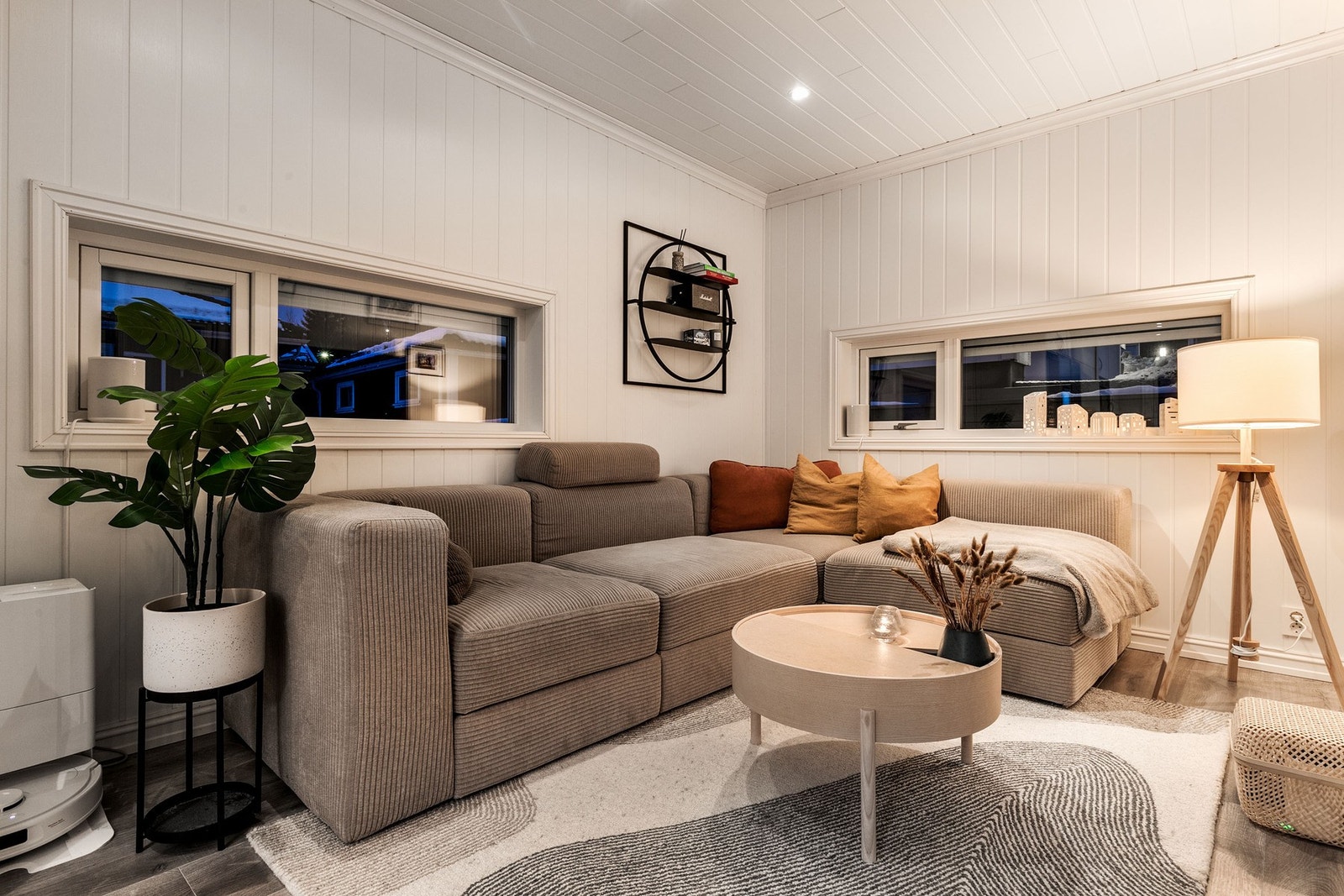 Trivelig TV-stue med god avsatt plass med tilhørende bord. Galleribilde