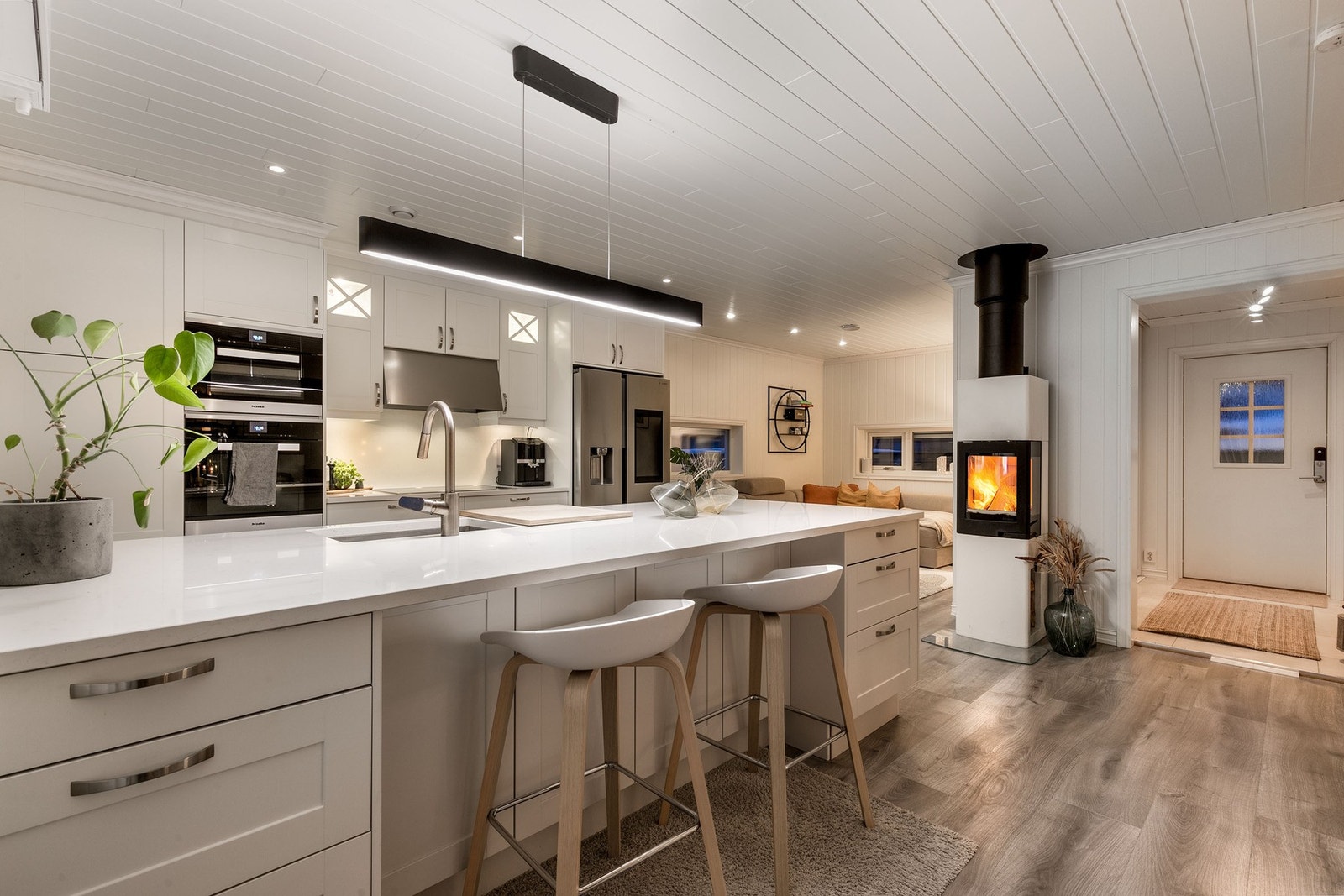 Delikat kjøkken med stor kjøkkenøy, installert i 2016 Galleribilde