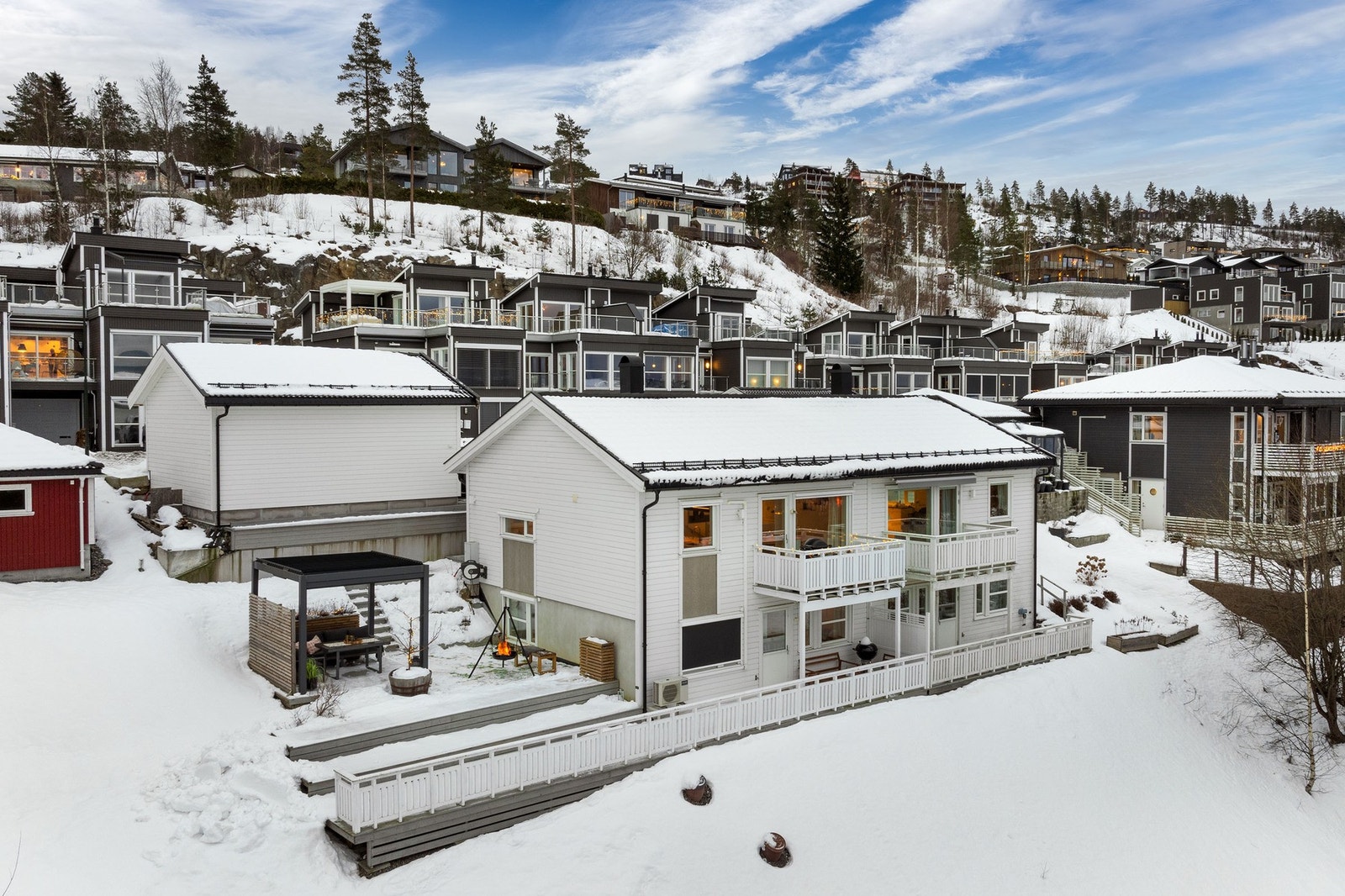 Boligen ligger i et naturskjønt og trafikkstille boligområde på Løkenåsen i Lillestrøm kommune, og har nærhet til skoler, barnehager, offentlig kommunikasjon og flotte rekreasjonsområder. Galleribilde