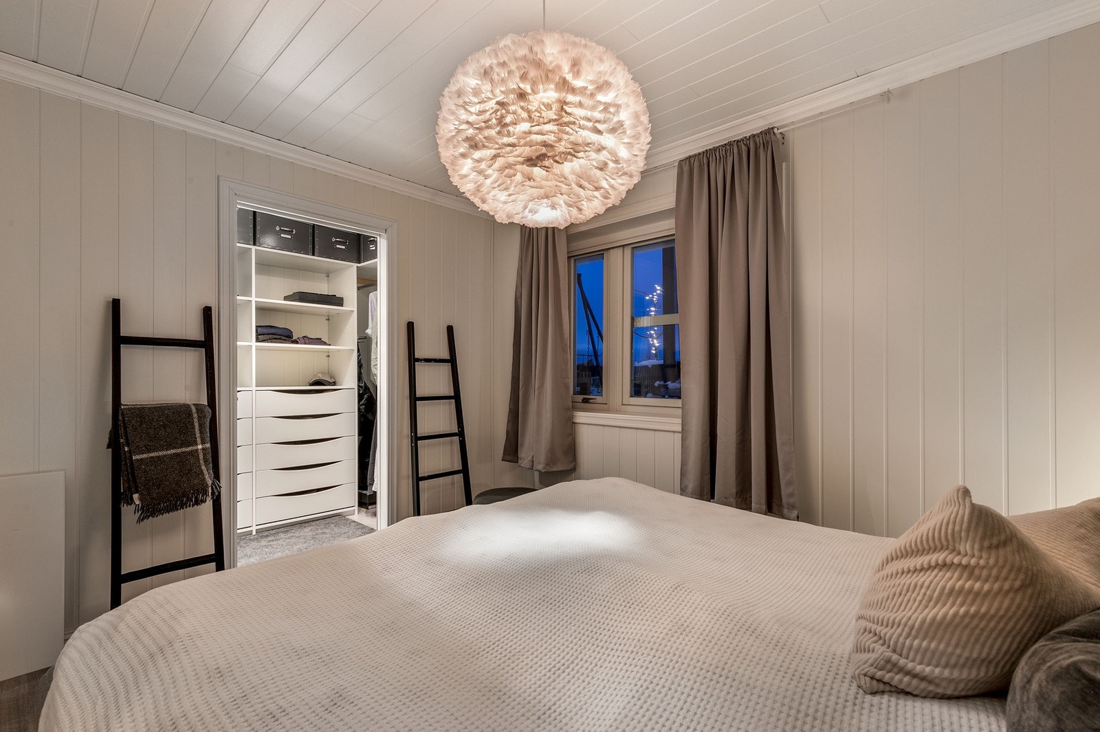 Laminat på gulv, samt vegger og himling er malt i lyse farger Galleribilde