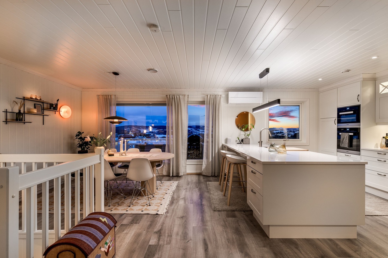 Gulvet er belagt med laminatgulv, og vegger består av malte panelte overflater. Galleribilde