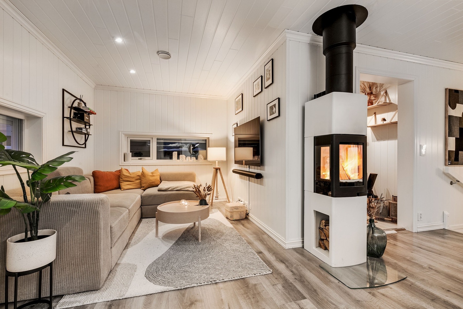 Moderne peisovn som avgir varme og skaper en god atmosfære i rommet Galleribilde