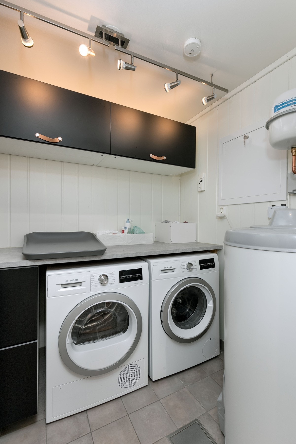 Praktisk vaskerom/teknisk rom i U. etasje. Opplegg for vaskemaskin og tørketrommel. Det gjøres oppmerksom på at rommet opprinnelig er godkjent som teknisk rom Galleribilde