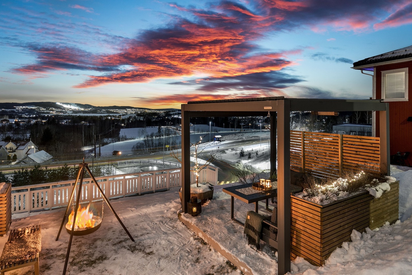 Boligen har fire uteplasser, på totalt 42 kvm. I tillegg har boligen en frittliggende terrasseplatting på 9 kvm, med fantastisk utsikt og fine solforhold Galleribilde