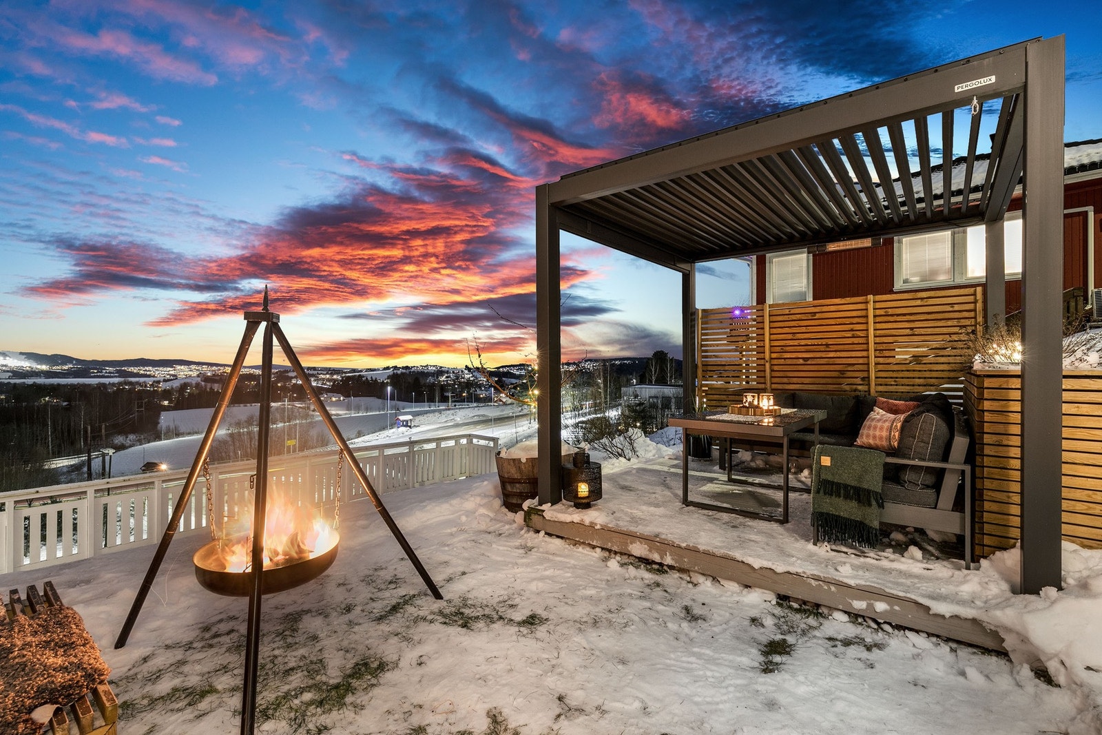 Utendørs har boligen 4 gode uteplasser på totalt 42 kvm hvorav en har pergola , samt en solrik og trivelig hage. Galleribilde