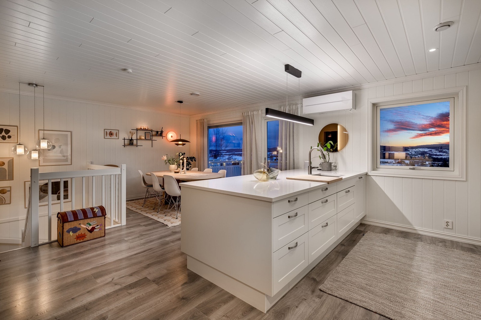 Eksklusiv benkeplate av sten på kjøkken, med nedfelt kum og moderne armatur Galleribilde