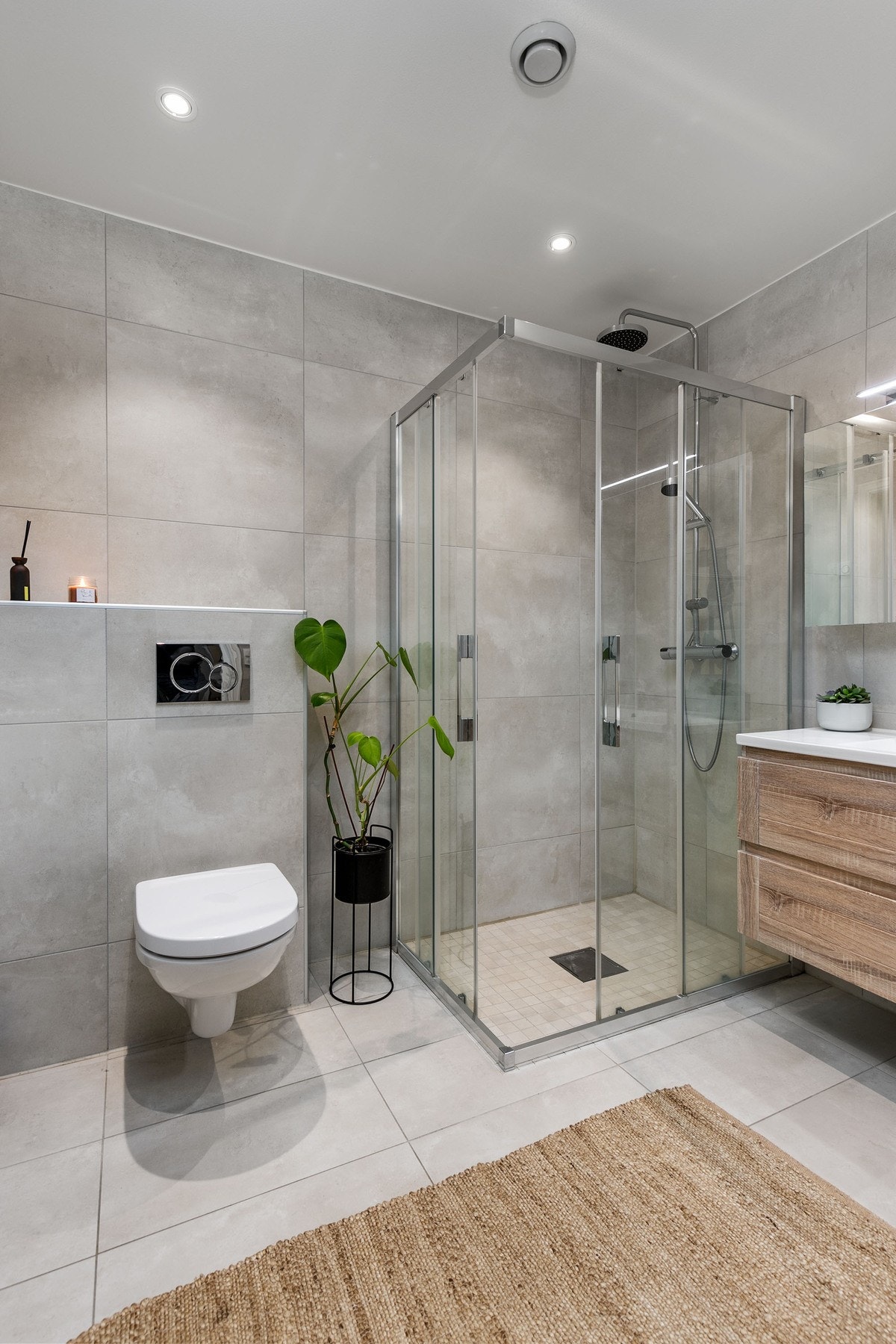 Moderne fliser på vegg. Innredningen består av servantinnredning med skuffer, med glatte fronter. Galleribilde