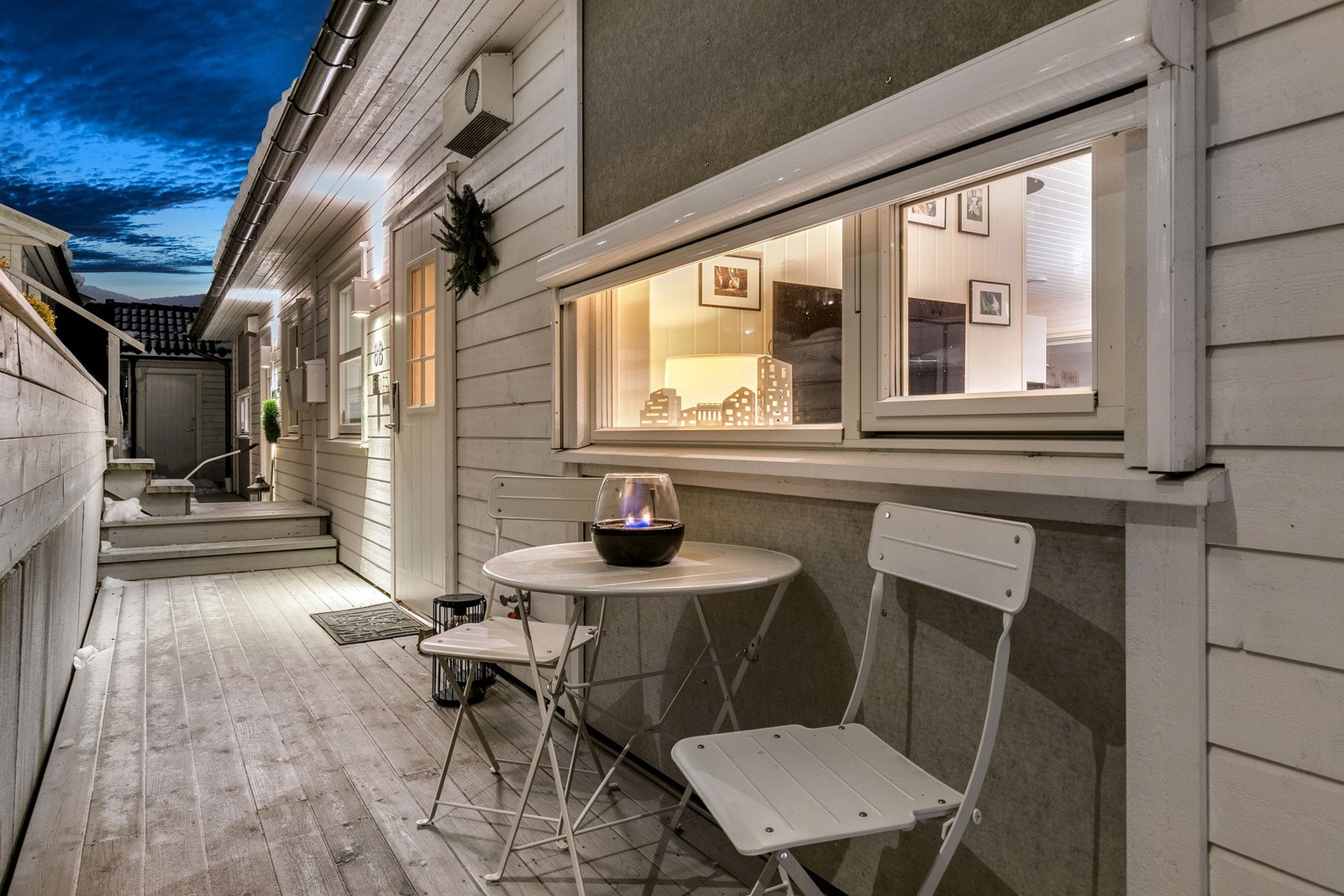 Boligen har fire uteplasser, på totalt 42 kvm. I tillegg har boligen en frittliggende terrasseplatting på 9 kvm, med fantastisk utsikt og fine solforhold Galleribilde