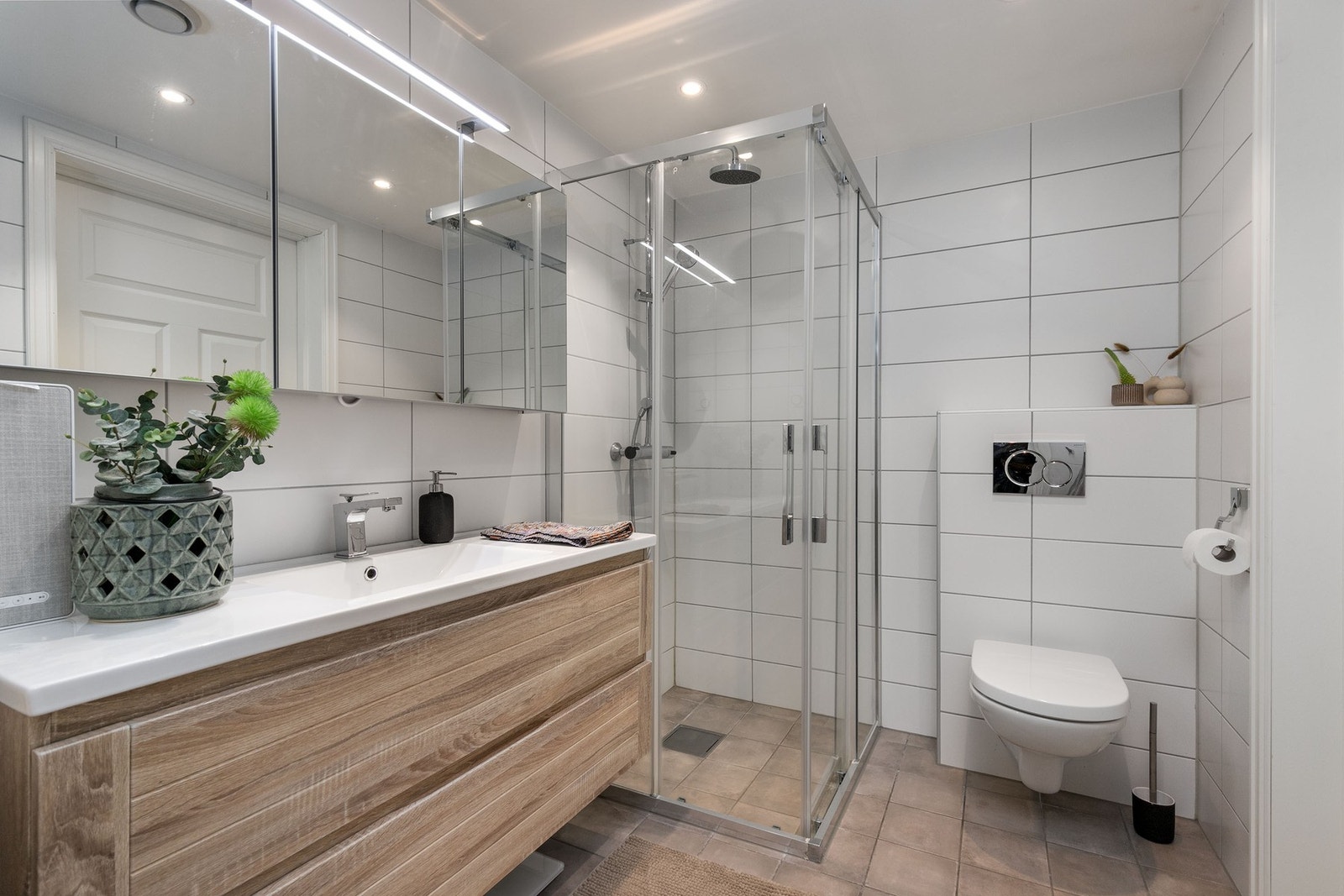 Moderne bad i U. etasje fra 2016. Innredningen består av servantinnredning med skuffer. Badet har fått TG2 på pkt. om overflater - øvrige komponenter av badet er gitt TG1. Galleribilde