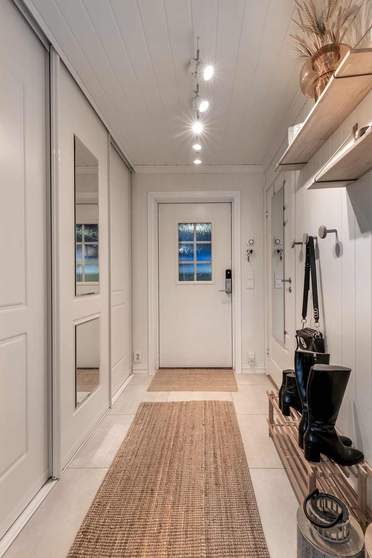 Lys og trivelig entré med lysmalte overflater. Dørkodelås. Galleribilde