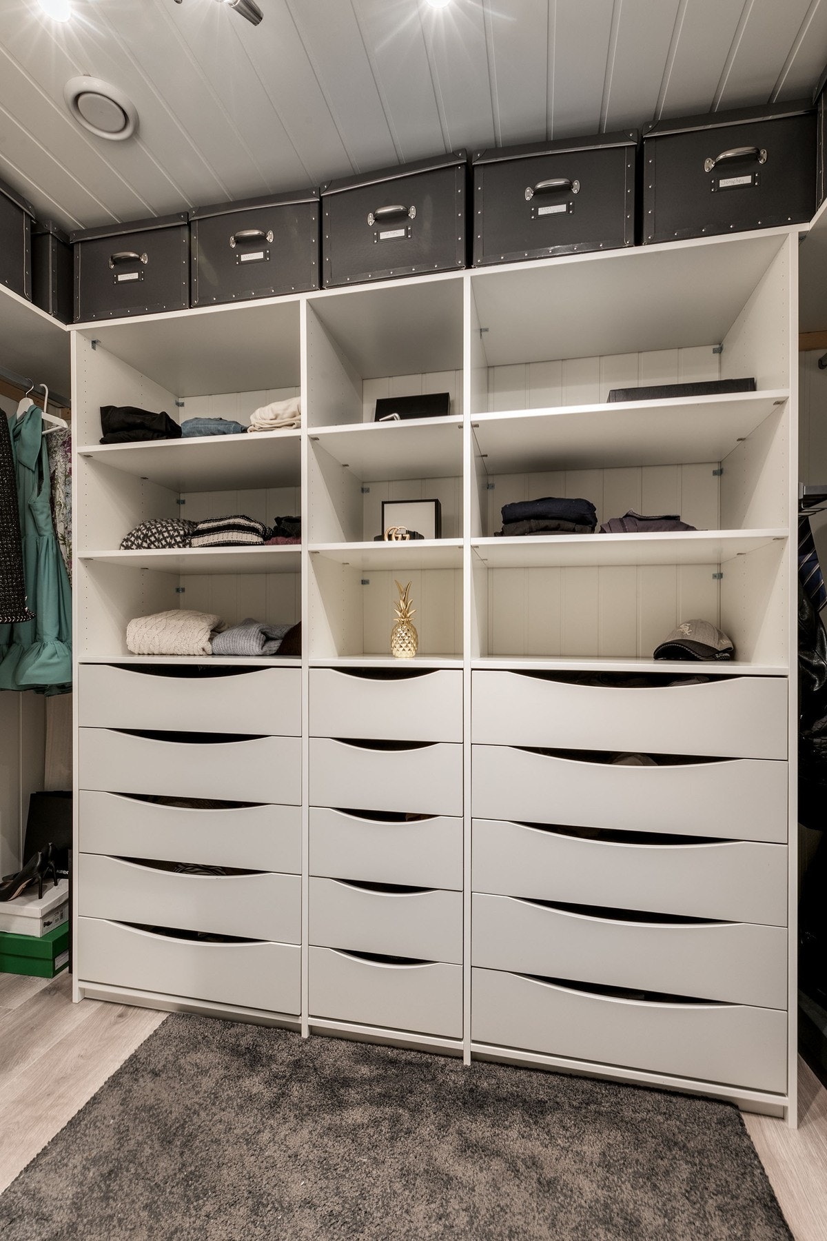 Flott omkledningsrom/walk-in closet med tilgang fra hovedsoverom. Galleribilde