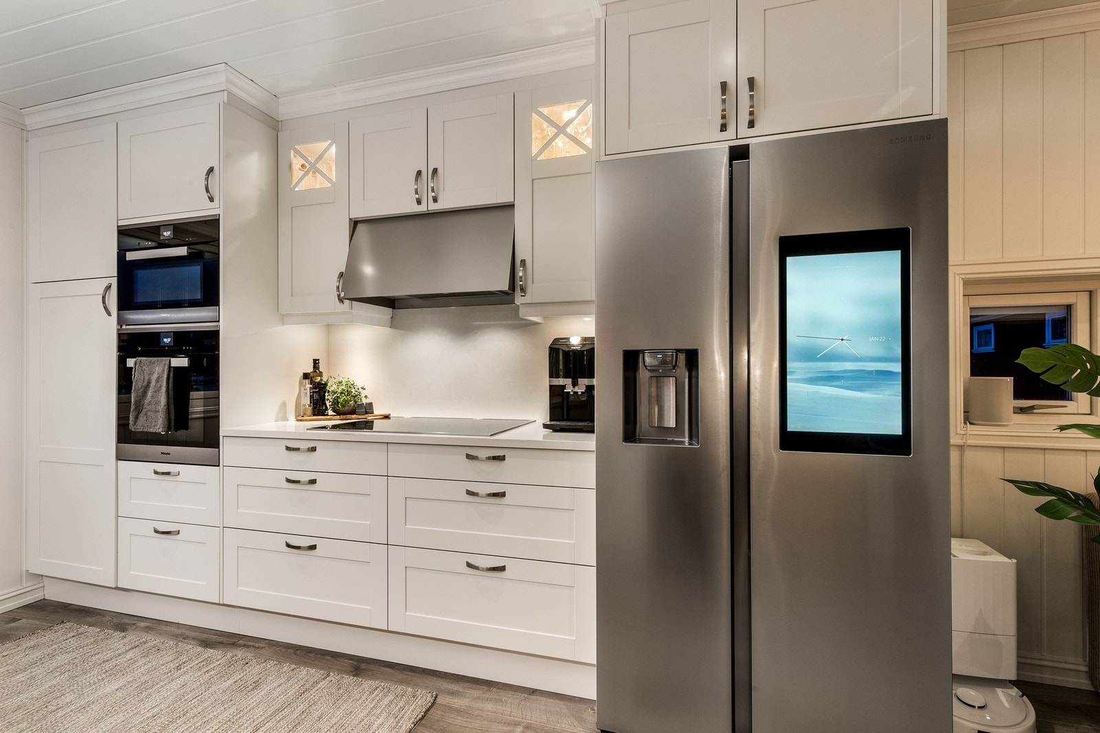 Kjøkkenet har påkostede integrerte hvitevarer som to stekeovner fra Miele hvorav en med mikro funksjon, platetopp samt oppvaskmaskin. Avsatt plass til frittstående separat kjøleskap (medfølger ikke). Galleribilde