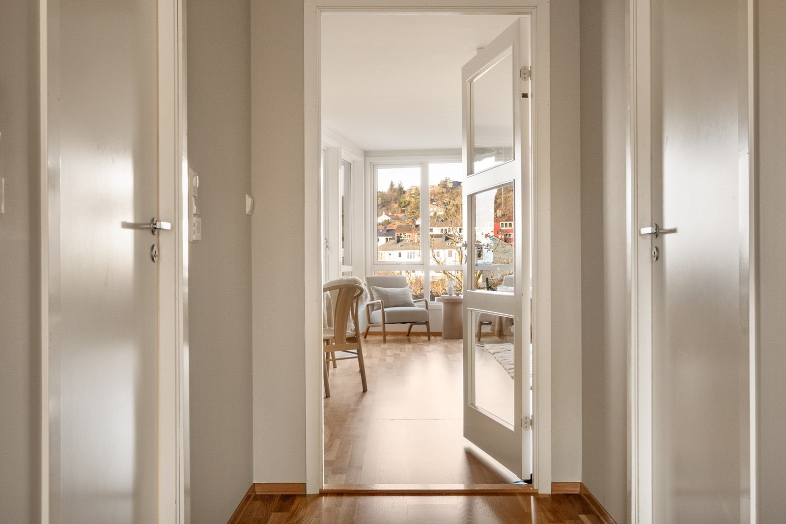 Du ledes naturlig til den åpne kjøkken- og stueløsningen. Galleribilde