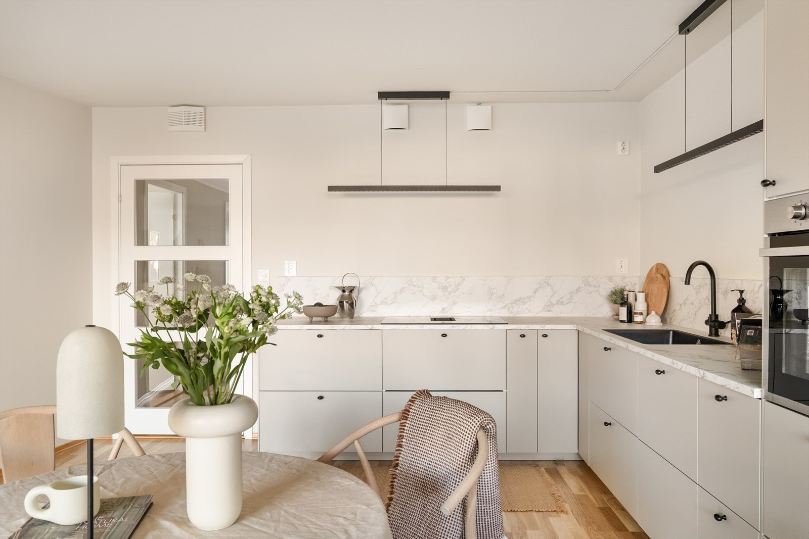 Integrerte hvitevarer: Stekeovn, micro, keramisk platetopp med integrert ventilator (med kullfilter), oppvaskmaskin og kjøle-/fryseskap. Galleribilde