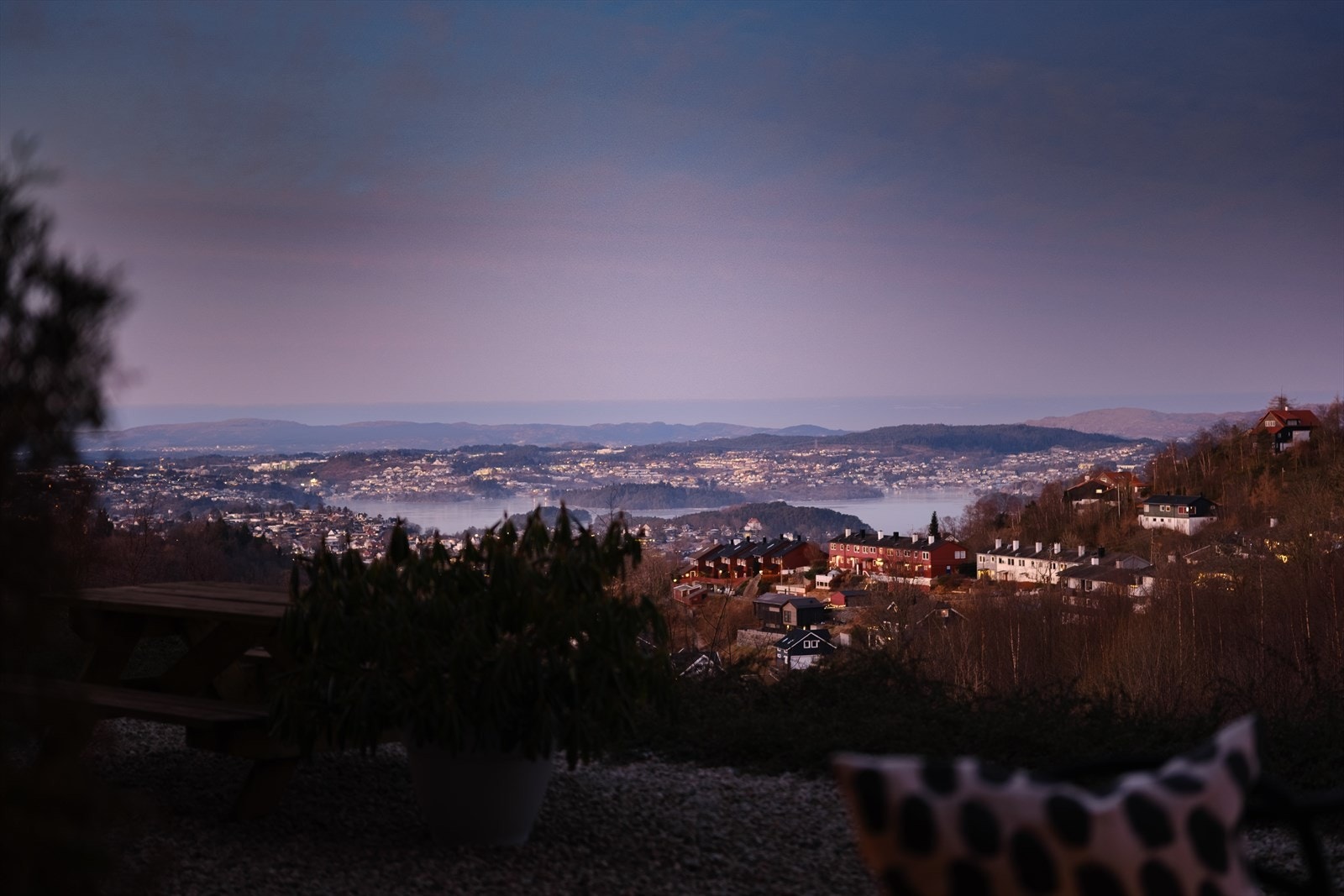 Fra uteplassen har man en fantastisk utsikt. Galleribilde