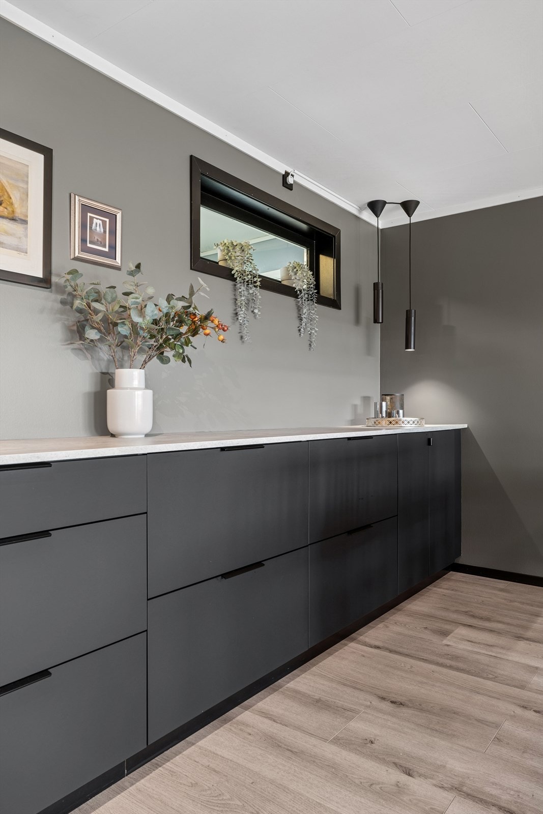 Her er det smakfull Kvik innredning med glatte fronter og benkeplate av laminat med nedfelt oppvaskkum. Galleribilde