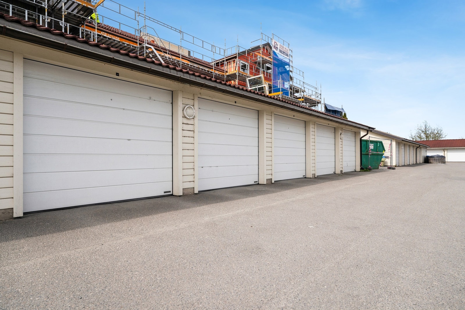 Med leiligheten følger en parkeringsplass i felles garasjerekke og her har selger påkostet el-billader som følger boligen. Galleribilde