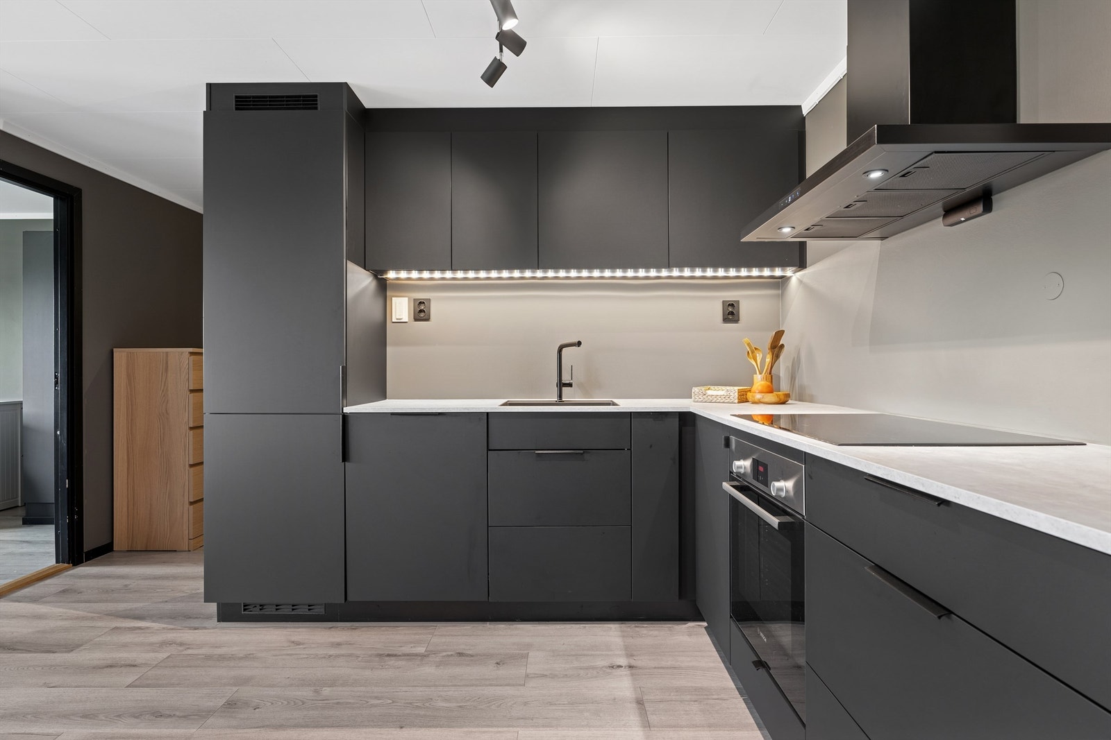 Videre har kjøkkenet integrerte hvitevarer som stekeovn, platetopp, oppvaskmaskin og kjøleskap med fryser. Kjøkkenet har også montert automatisk vannstopper med fuktsensor. Galleribilde