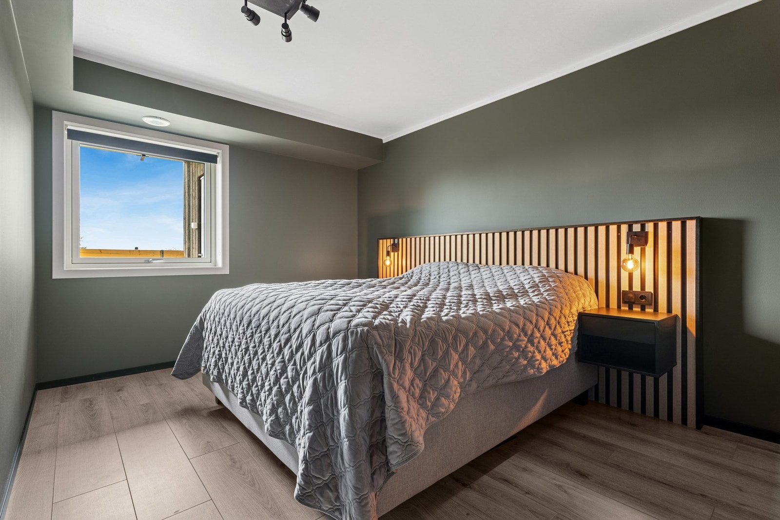 Stort hovedsoverom med god plass til dobbeltseng og garderobeløsning. Galleribilde