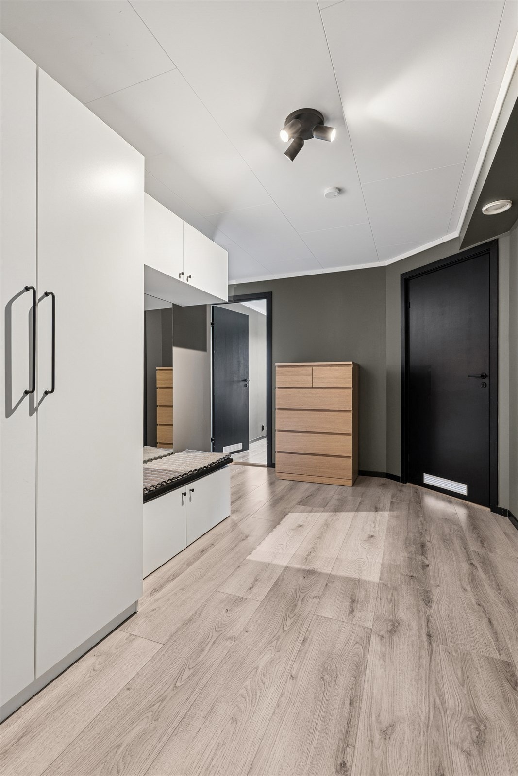 Boligen har montert dimmere og smart belysning styrt via Plejd-app. Galleribilde