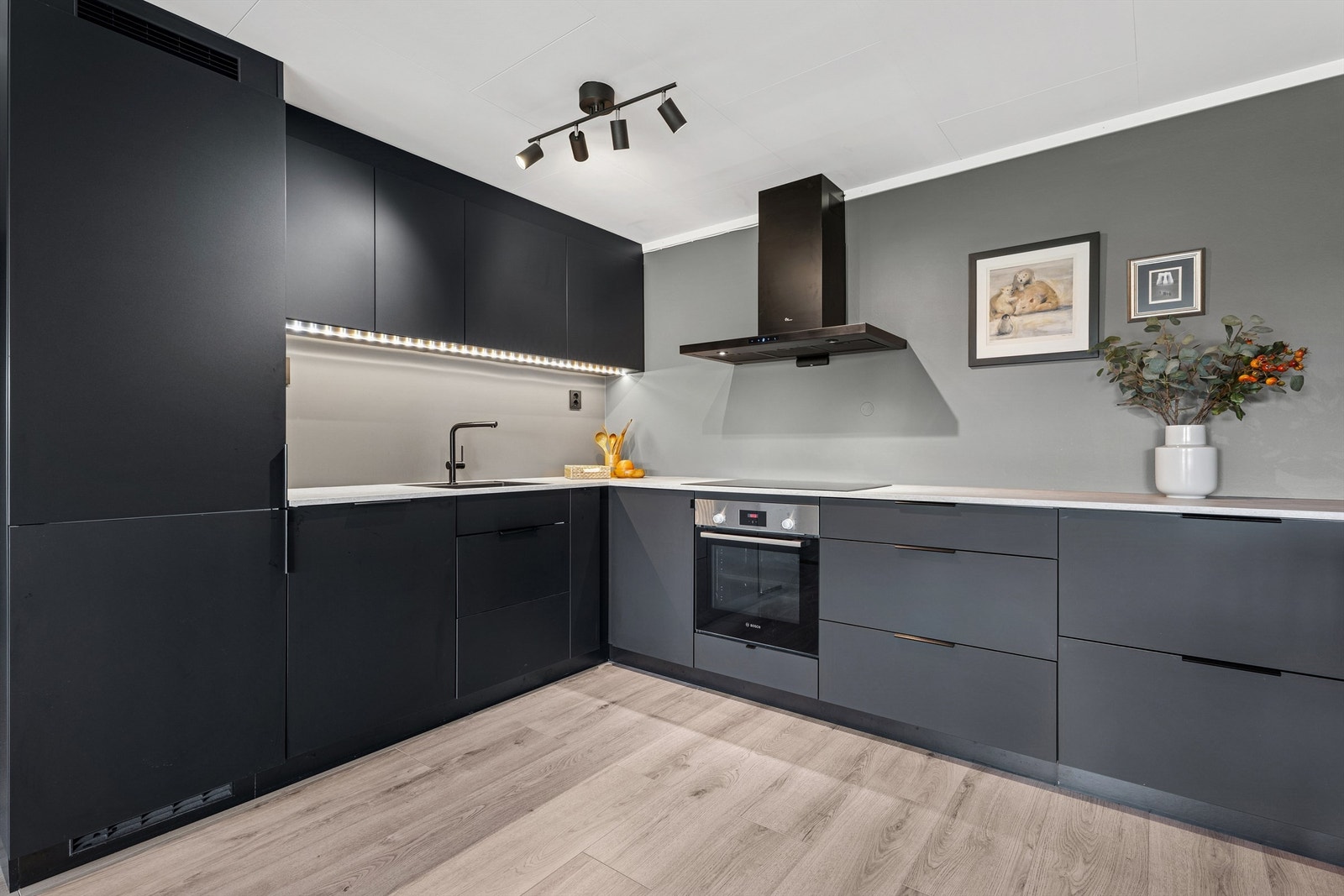 Kjøkkenet er moderne og stilrent, med åpen løsning mot stuen som inviterer til både hverdag og selskapelighet. Galleribilde