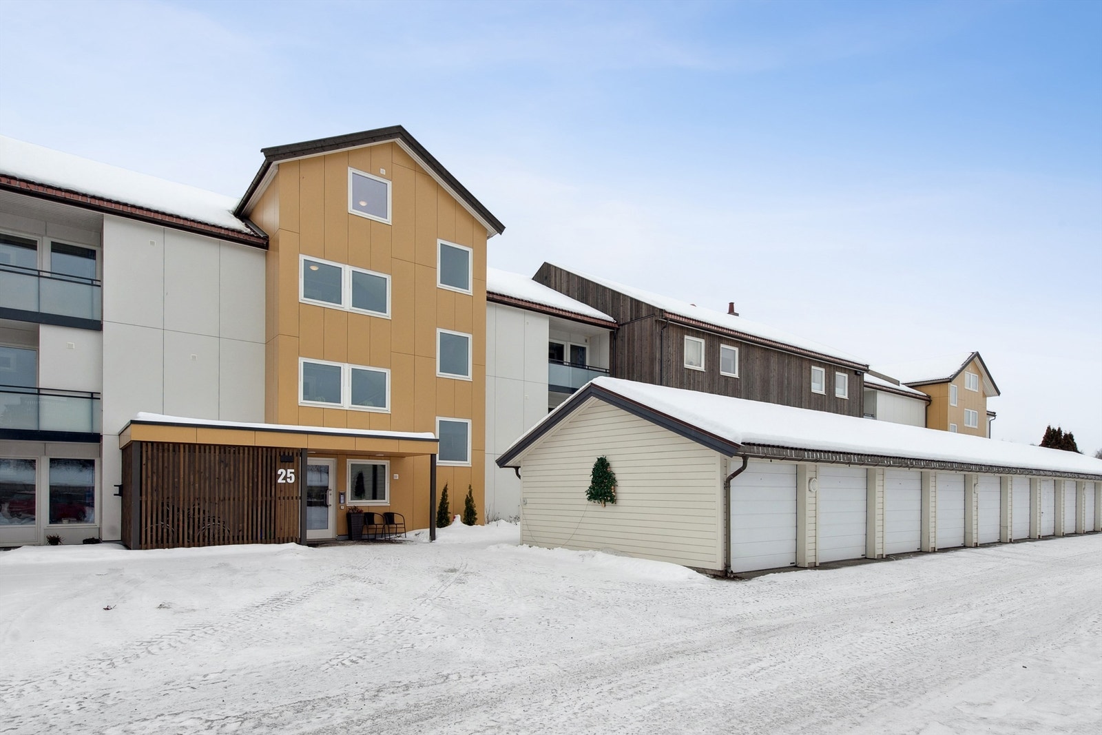 Borettslaget har nylig renovert fasadene, byttet vinduer og installert balansert ventilasjon. Galleribilde