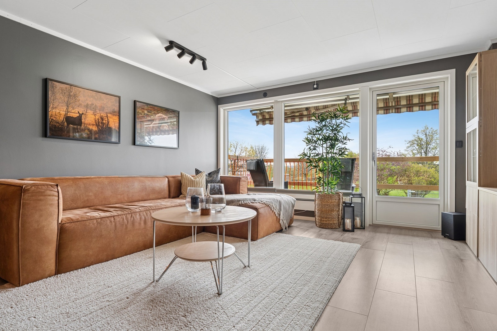 Store vindusflater sørger for rikelig med dagslys, og det er utgang til en overbygget sørvestvendt balkong. Galleribilde