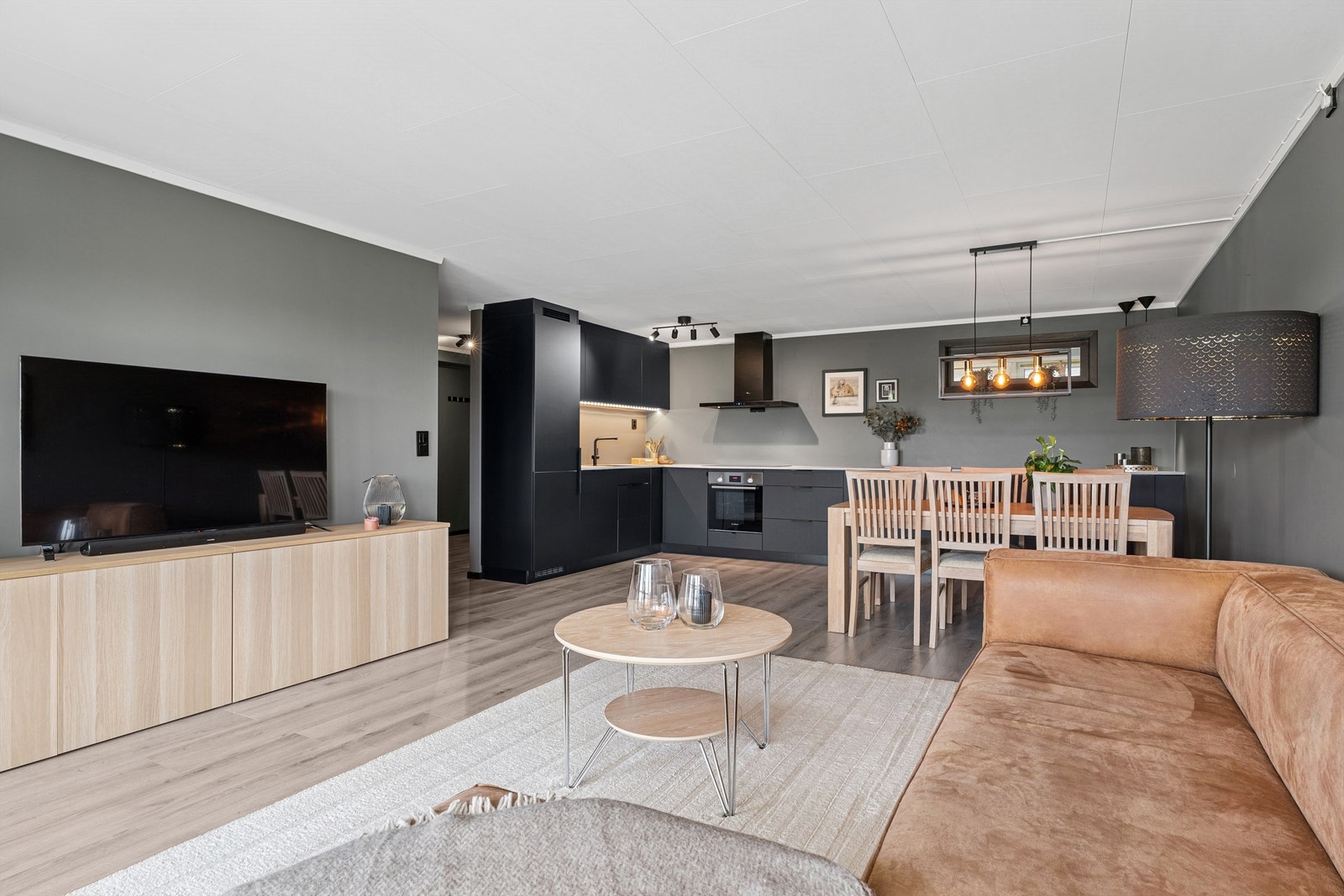 Den åpne stue- og kjøkkenløsningen gir en god romfølelse og er enkel å møblere. Her er det god plass til både sofa- og spisegruppe. Galleribilde