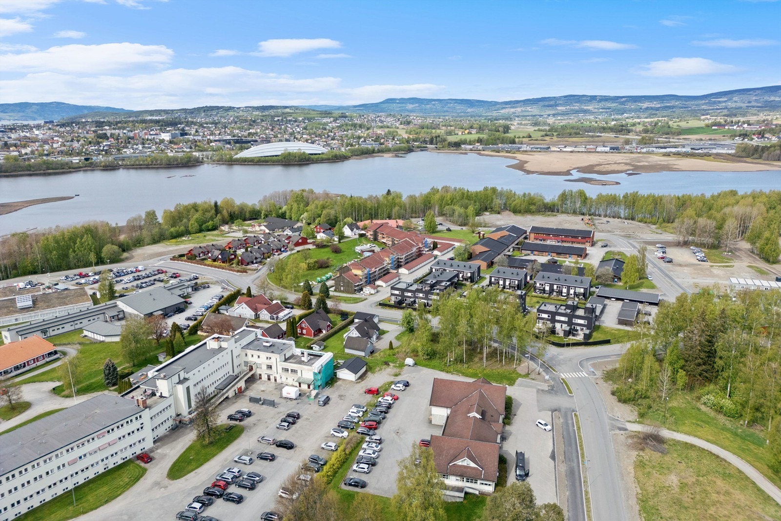 Fine turstier finner du langs Ottestadstien, og kollektivtilbudet er lett tilgjengelig med bussholdeplass i nærheten. Galleribilde