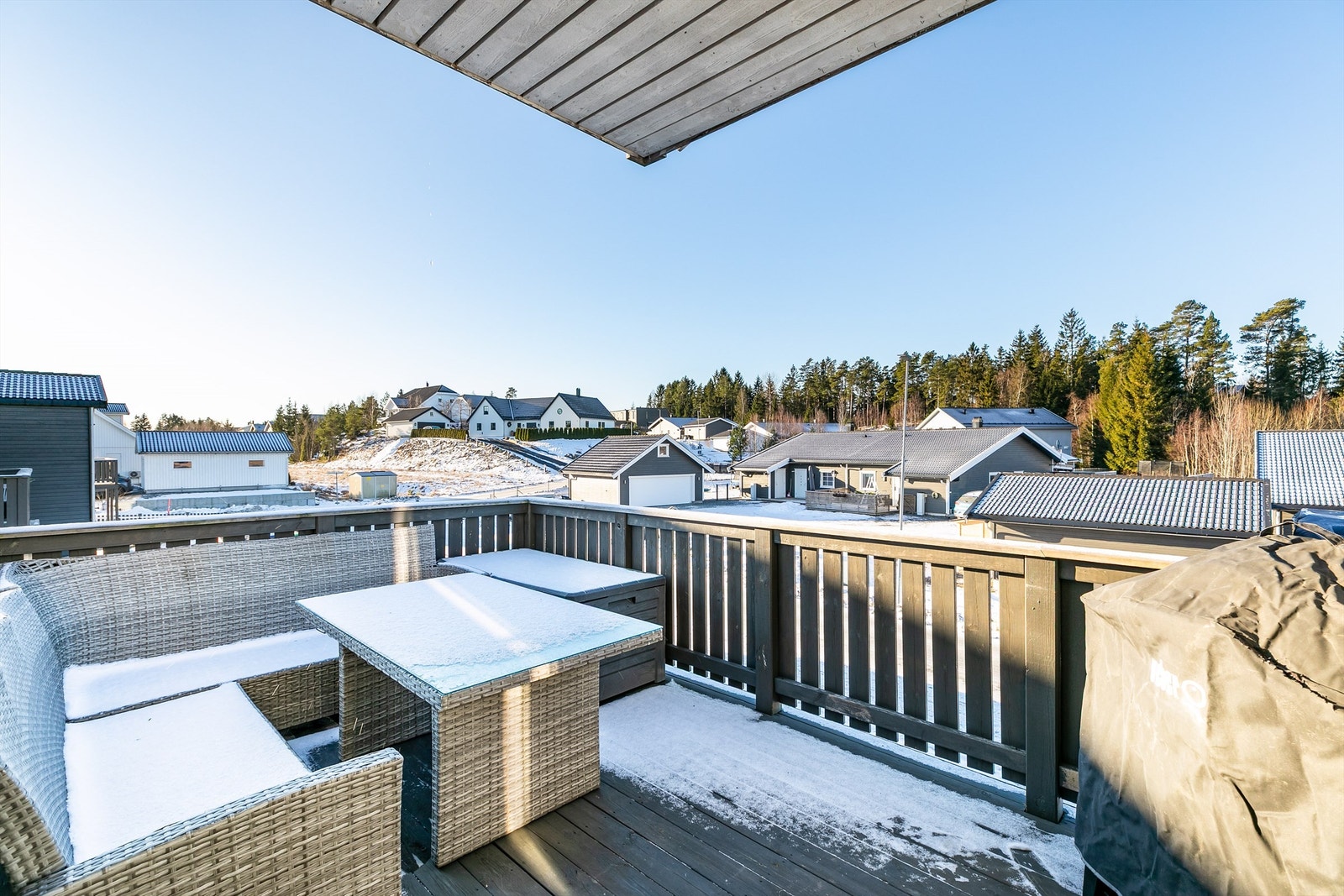 På den luftige og solfylte altanen sees vidstrakt utsyn over det unge nabolaget i Turulia. Galleribilde