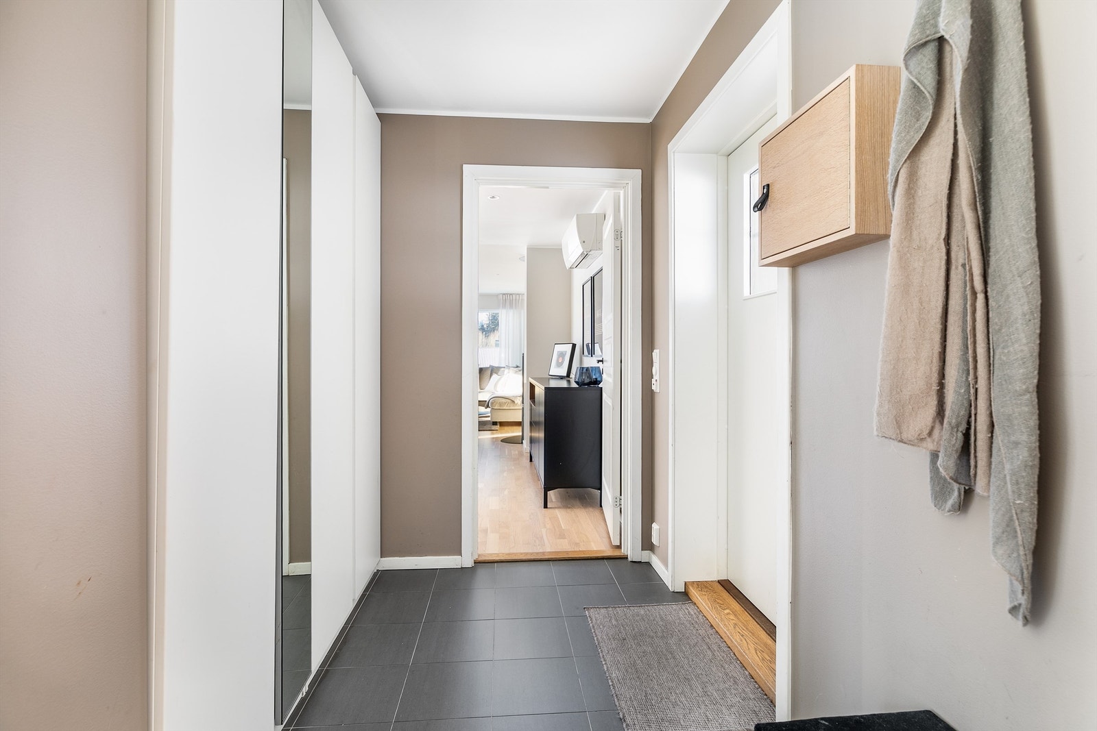 Entreens gulv har elektrisk varme og en robust overflate av fliser.
Innerdør gjør det mulig å lukke av mellom kjøkkenet og entreen. Galleribilde