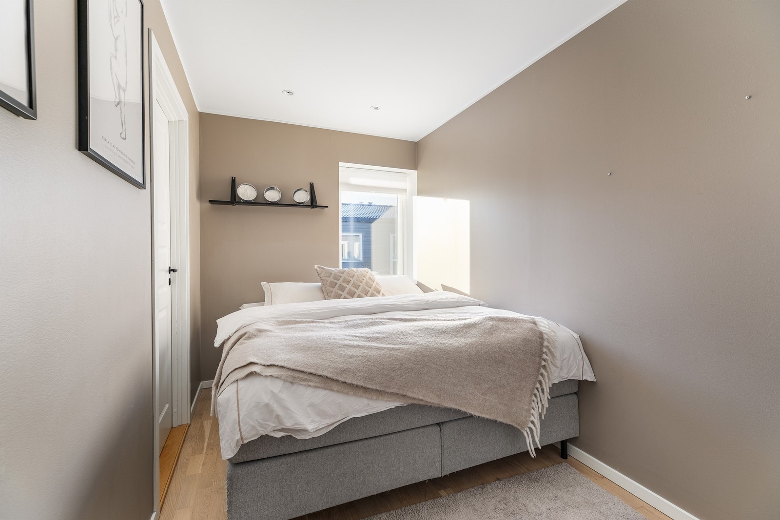 Soverom 2 har over 8 kvm. gulvflate og tilknyttet teknisk rom/bod på nesten 4 kvm. Galleribilde