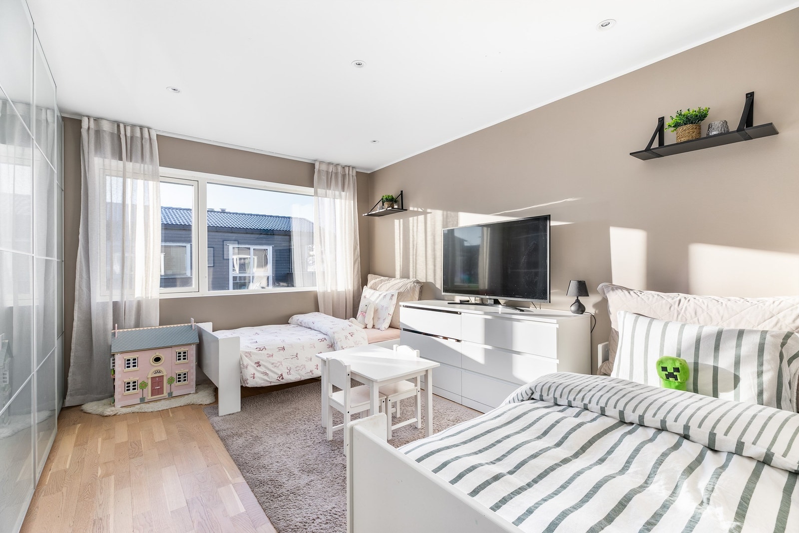 Soverom 1 er hele 15 kvm. stort og innredet med en bred og praktisk skyvedørsgarderobe. Galleribilde