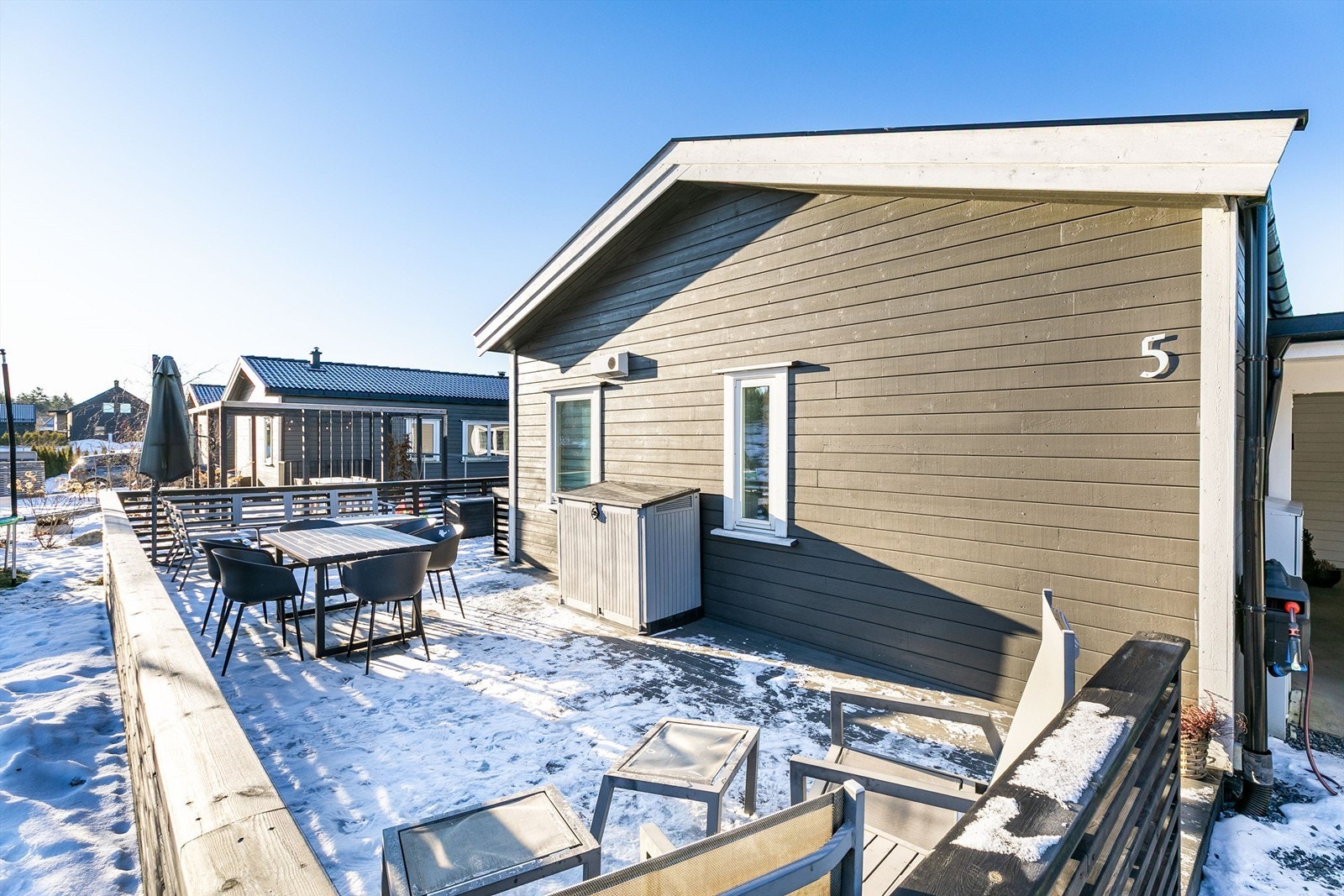 På den store markterrassen er det sol allerede fra tidlig morgen sommerstid. Galleribilde