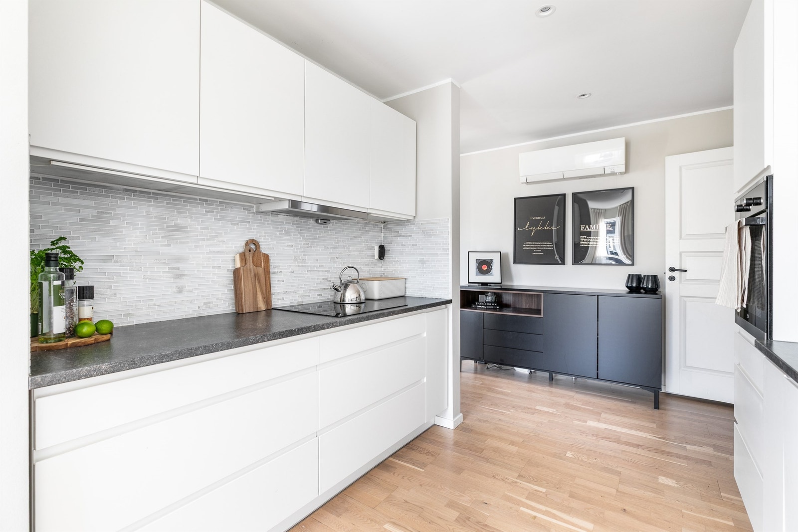 LED-striper under overskapene og spotter innfelt i himlingene gir godt arbeidslys til kjøkkenet. Galleribilde