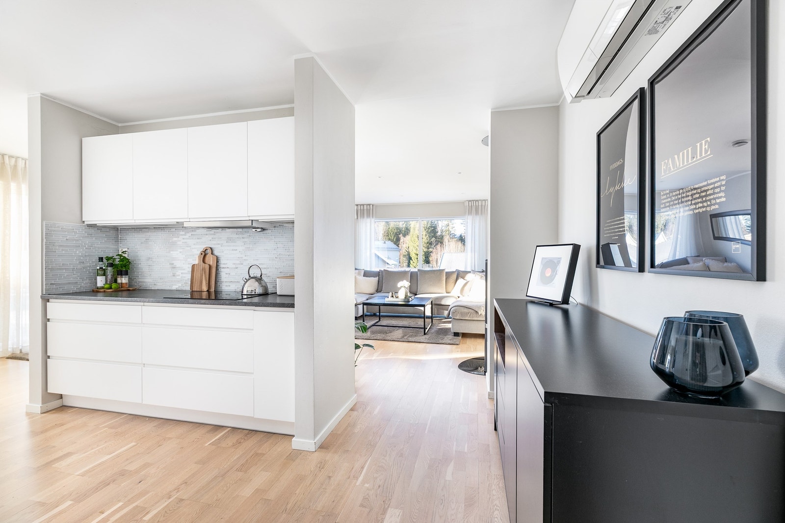 Kjøkkenet er klart avgrenset og skjermet fra stuen. Galleribilde