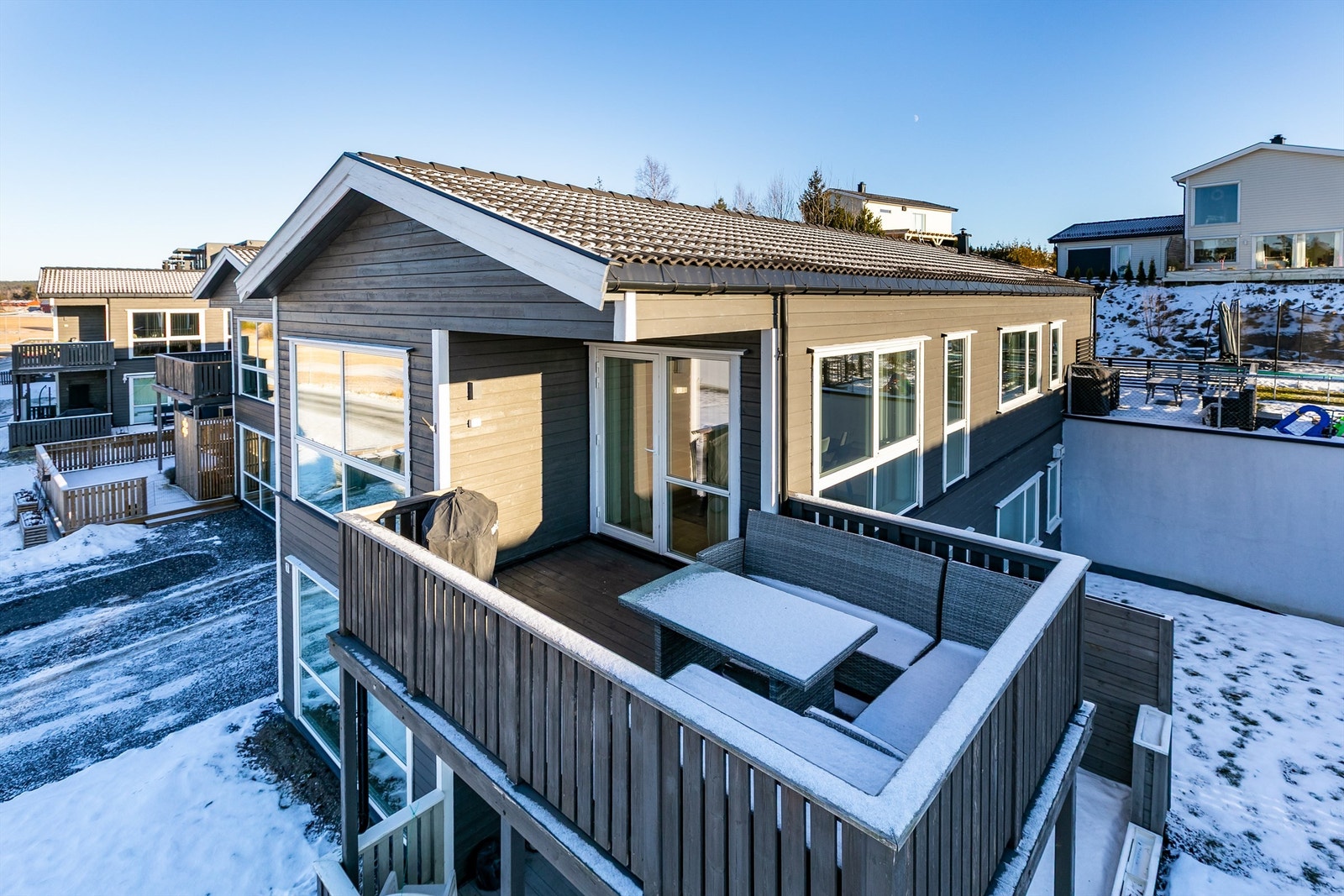 Leiligheten utgjør hele øverste/første etasje og har enkel adkomst, rett fra egen gårdsplass. Galleribilde