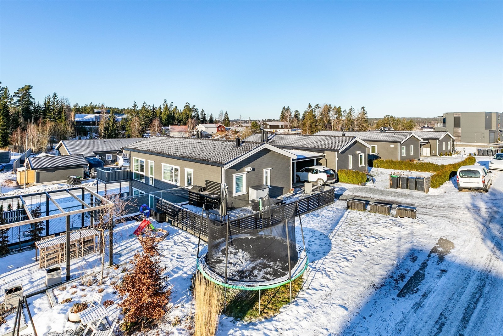 Leiligheten disponerer også hagen som naturlig tilfaller denne, men per definisjon er fellesareal. Galleribilde