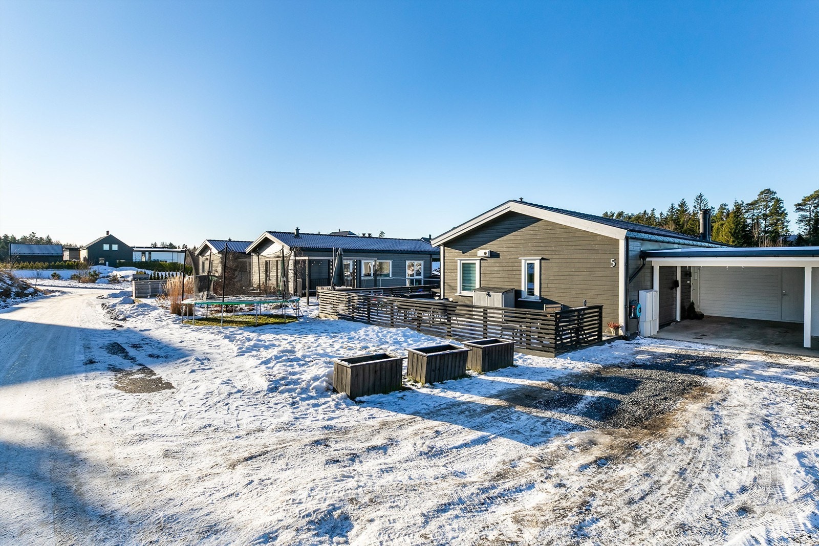 Med carport rett utenfor døren kan du gå tørrskodd til og fra bilen, upåvirket av været. Carporten har både ladeboks og spotter i himlingen. Galleribilde