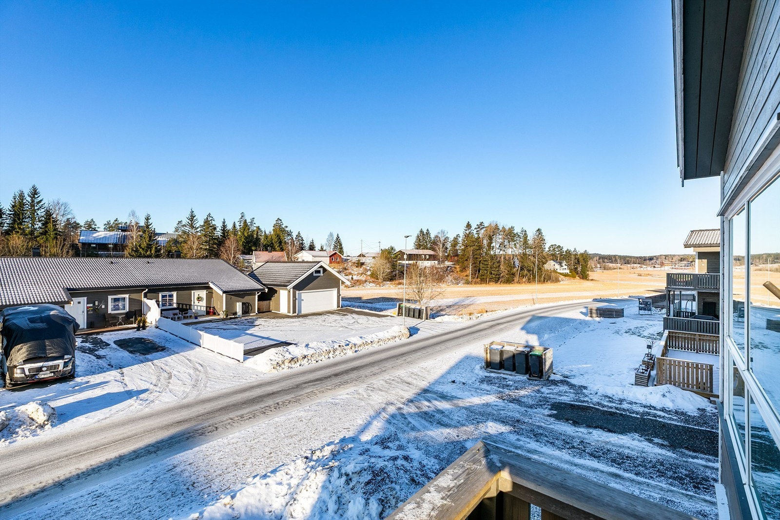 På altanen sees også utsikt til både åkerlandskap og skog. Galleribilde