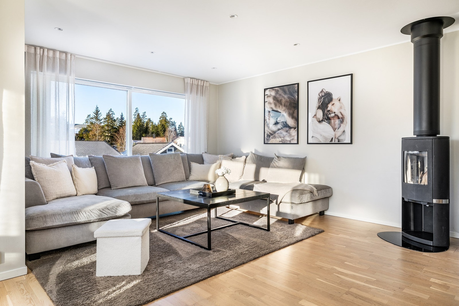 Innfelte spotter lyssetter stuen effektfullt og kan dimmes til ønsket stemning. Galleribilde