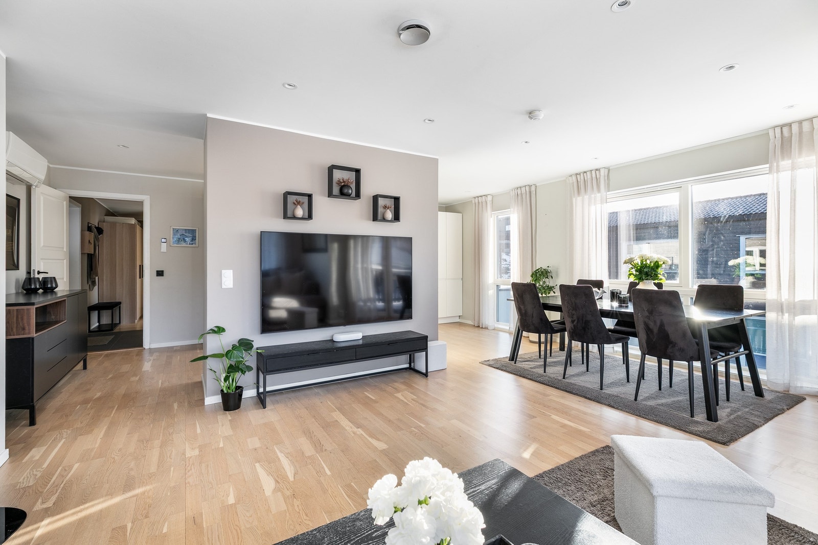 Leiligheten ble ferdigstilt i 2016 med moderne standard og en praktisk romløsning med alt på én flate. Galleribilde