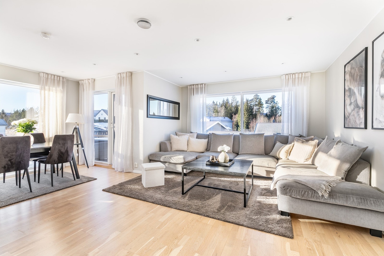 Vinduer med store flater fyller stuen med både sol og mye naturlig lys. Galleribilde