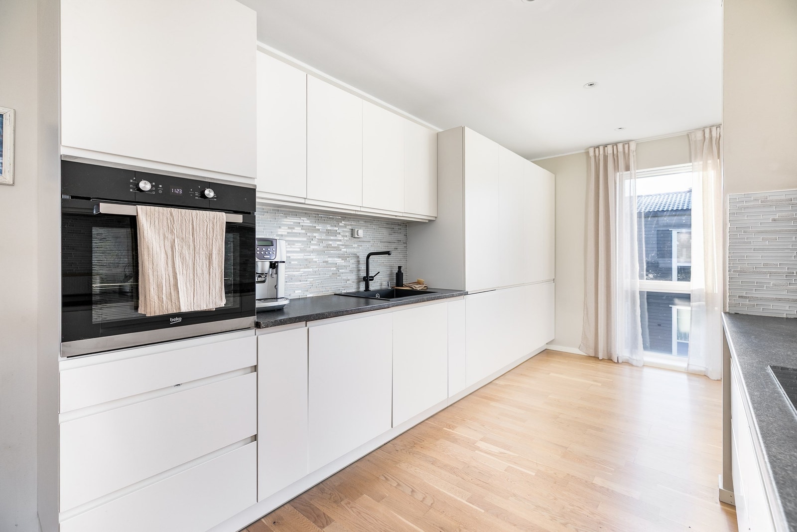 Kjøkkeninnredningen er omfangsrik og todelt, med blant annet motstående koke- og vaskesoner. Galleribilde